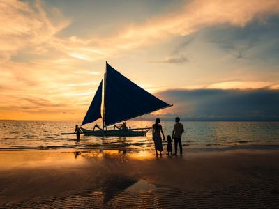 Paraw at sunset, White Beach