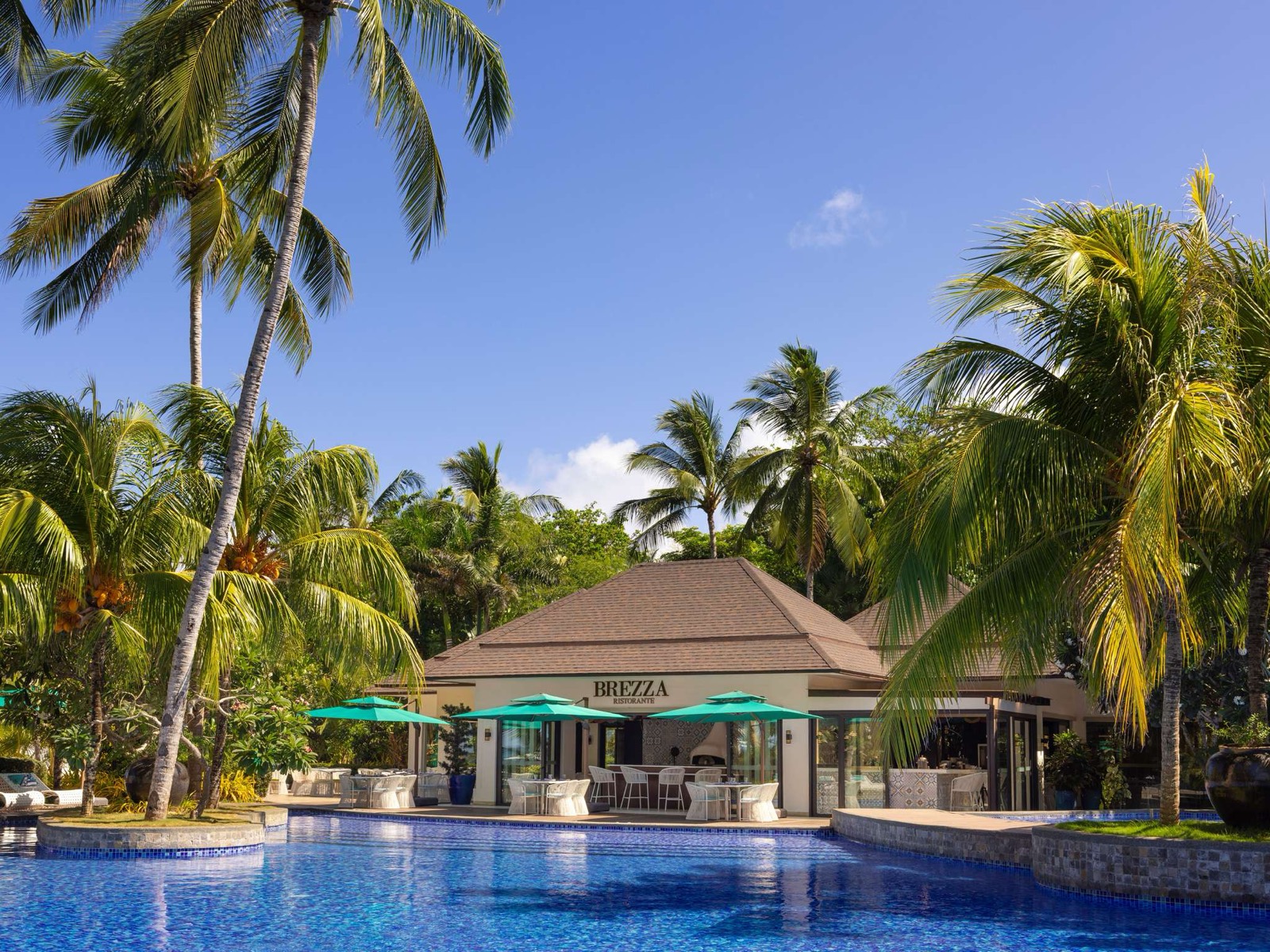 Mövenpick — poolside